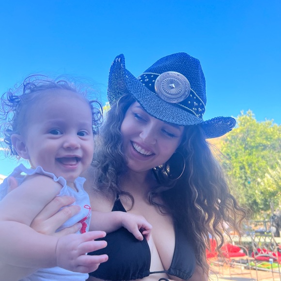 Meet your Posher, Laura - Picture 2 of 2